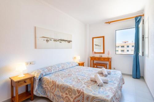 1 dormitorio con cama y ventana en Can Vidal Cabrera, en Ses Salines