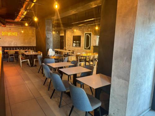 un ristorante con tavoli e sedie in una stanza di Dazio Exclusive Rooms a Roma