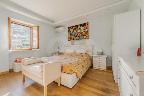 Schlafzimmer mit einem Bett und einem Schreibtisch in der Unterkunft Villa Lucia Comfort e Relax in Marciana Marina in Marciana Marina