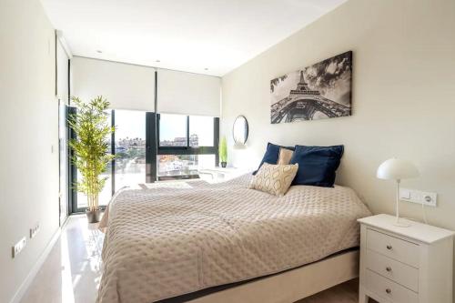 Un dormitorio con una cama y una ventana grande en Beach terraced house close town, en Fuengirola