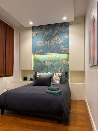 1 dormitorio con 1 cama grande y una pintura en la pared en Stunning apartment in the center of Lyon !, en Lyon