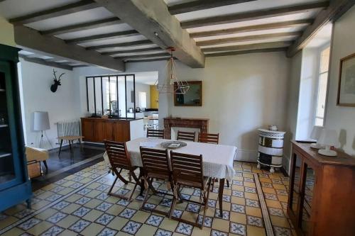 une cuisine et une salle à manger avec une table et des chaises dans l'établissement Cabana & La Jolie Ferme - Entre Chalon et Mâcon, à Nanton