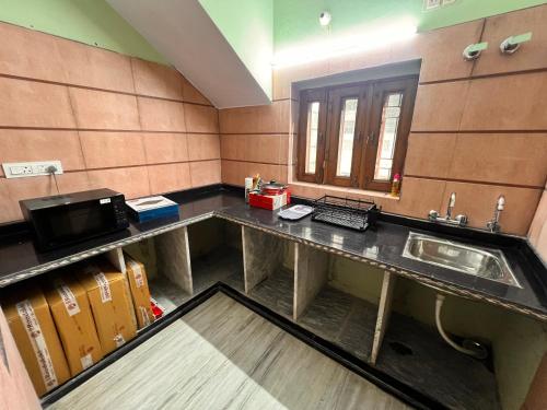 een keuken met een aanrecht en een wastafel in de kamer bij The City Guesthouse in Jaipur