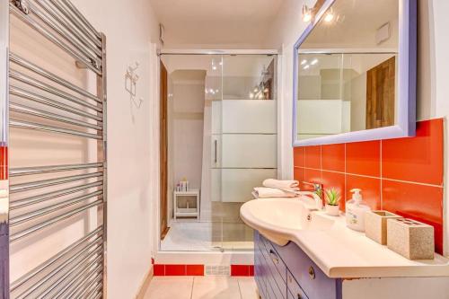 une salle de bain avec un lavabo et une douche dans l'établissement Appartement charmant, atypique et central !, à Paris