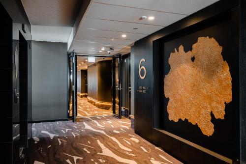 um corredor com uma porta com um mapa de ouro em Original Sokos Hotel Puijonsarvi em Kuopio