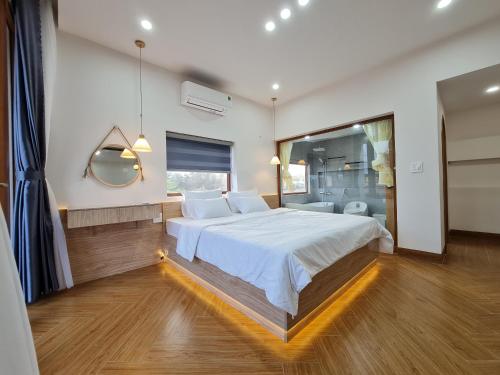 Postel nebo postele na pokoji v ubytování VILLA MINH HẬU