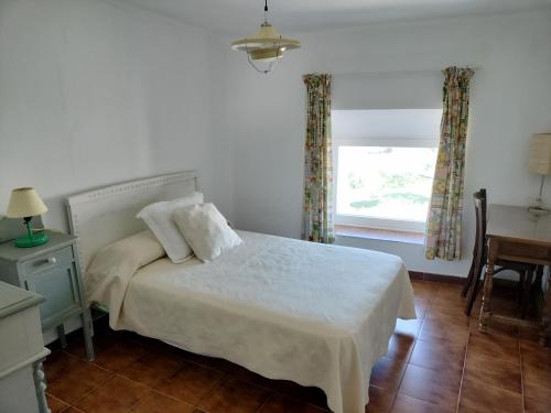 - une chambre avec un lit, une fenêtre et une table dans l'établissement La Casa de Alicio en Moronta Salviva, 