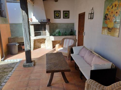 - un salon avec un canapé et une table dans l'établissement La Casa de Alicio en Moronta Salviva, 