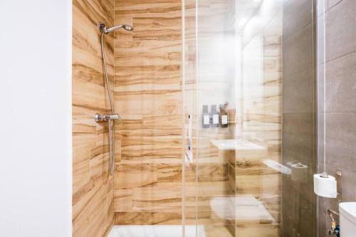 Un baño con ducha, inodoro y lavabo. en Casa San Miguel Terrace - Centro Zaragoza, en Zaragoza