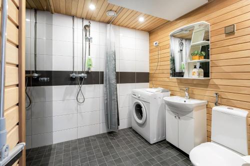 La salle de bains est pourvue d'un lave-linge et d'un lave-linge. dans l'établissement Hiisi Homes Sipoo Söderkulla, à Söderkulla