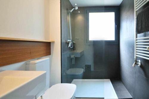 ジローナにあるStunning apartment w amazing views and airconのバスルーム(トイレ、洗面台付)、窓が備わります。