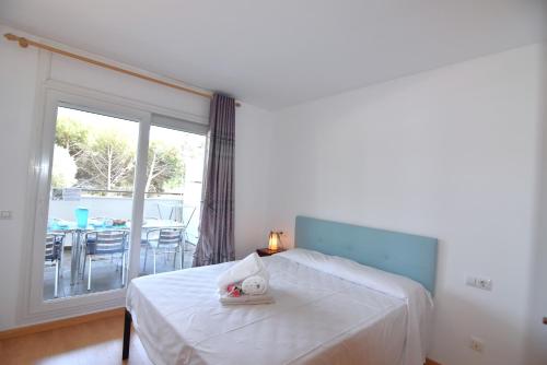 sypialnia z łóżkiem oraz balkon ze stołem w obiekcie RNET - 130 Portomar Standart Roses w mieście Roses
