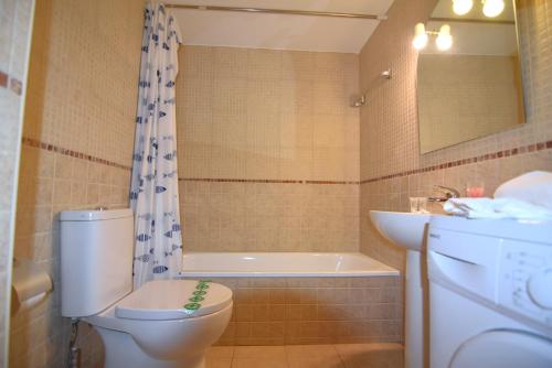 W łazience znajduje się toaleta, wanna i umywalka. w obiekcie RNET - 130 Portomar Standart Roses w mieście Roses