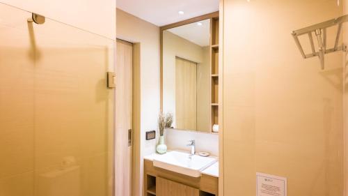 y baño con lavabo y espejo. en Уютные апартаменты в Laguna Skypark en Phuket