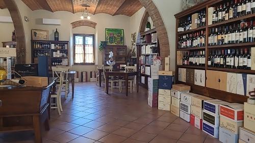 una habitación llena de muchas botellas de vino en Locanda Le Volte en Casale Marittimo