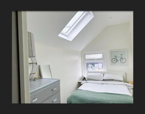 Säng eller sängar i ett rum på Remarkable 3-Bed House in the centre of Guildford