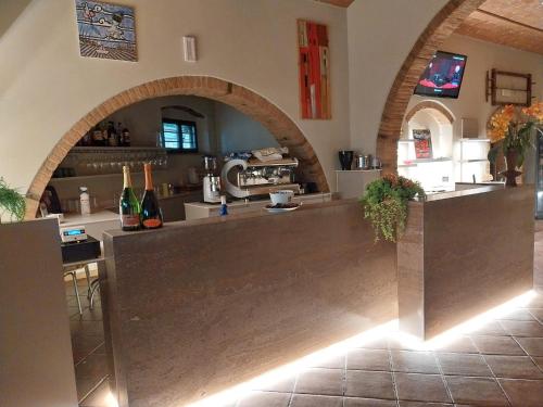 eine große Küche mit einem Torbogen in einem Zimmer in der Unterkunft Locanda Le Volte in Casale Marittimo
