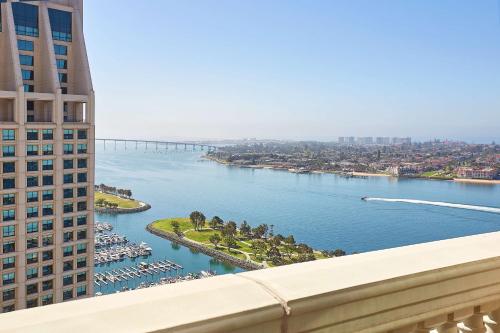 una vista del río Allenby desde un edificio en Manchester Grand Hyatt San Diego, en San Diego