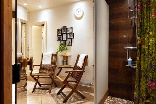 a dining room with three chairs and a table at Slottsskogens Hostel in Gothenburg