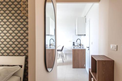 - une chambre avec un miroir à côté d'une salle de bains dans l'établissement L33 2P Jean Médecin centrale/ 2 Balcony & AC, à Nice