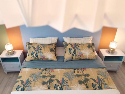 um quarto com uma cama com duas mesas de cabeceira em Ampio e nuovissimo Trilocale 6 pax centrale em San Benedetto del Tronto