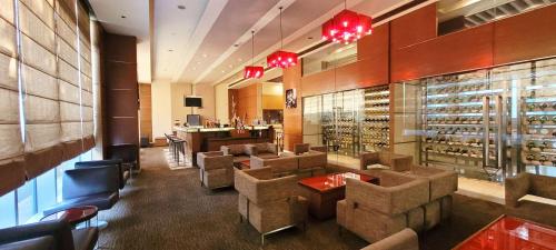 una sala de cata de vinos con sillas y un bar en Radisson Blu Hotel, Greater Noida, en Greater Noida