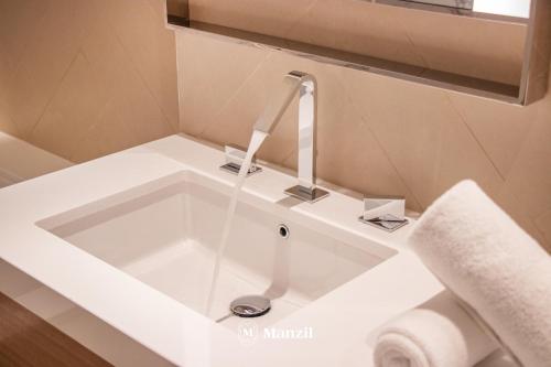 ein Waschbecken mit einem Wasserhahn im Bad in der Unterkunft Address Opera - Lux 3 BR with Full Burj Khalifa View near Dubai Mall in Dubai