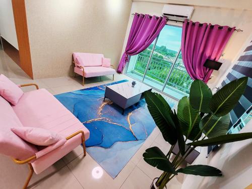 sala de estar con suelo de moqueta de aopus en Pavilionvillie M1T692 by irainbow en Ipoh