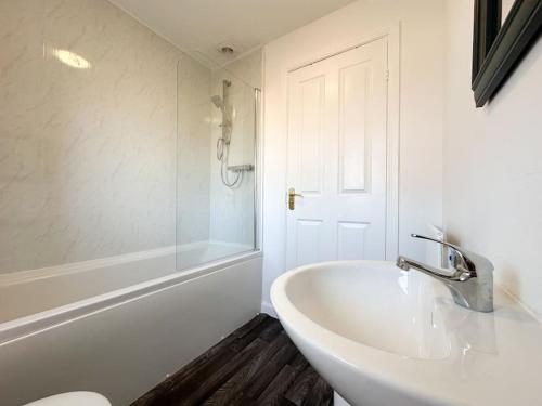 baño blanco con lavabo, bañera y aseo en Turnstile Place by Blue Skies Stays, en Middlesbrough