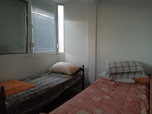 een slaapkamer met 2 bedden en een raam bij Đurđina Apartment in Budva
