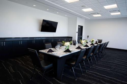 a conference room with a long table and chairs at Lorenzo Hotel Dallas, Tapestry Collection by Hilton in Dallas