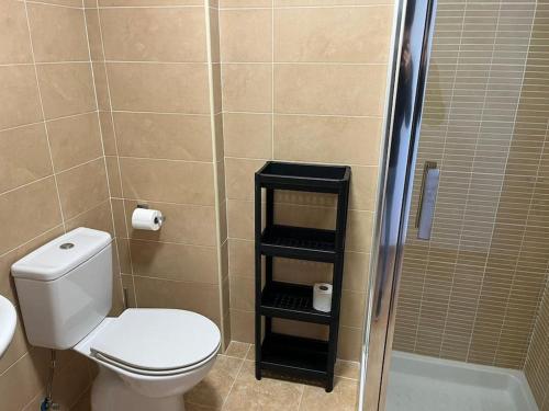 un piccolo bagno con servizi igienici e doccia di Cardenas Home Azabache a Santa Fe