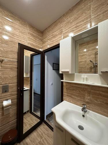 a bathroom with a sink and a mirror at БЯЛАТА КЪЩА in Chakalarovo
