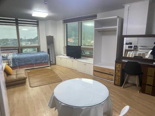 sala de estar con sofá y mesa en Stay SonSu, en Jeju