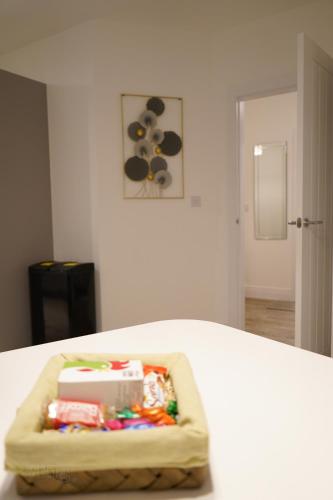 Postel nebo postele na pokoji v ubytování A1M Hampton Height New Entire 4bed House PE7 8SN