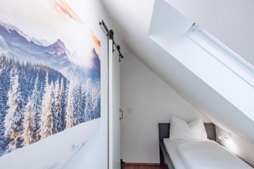 1 dormitorio con un mural de árboles nevados en Gästehaus Remo, en Hermagor