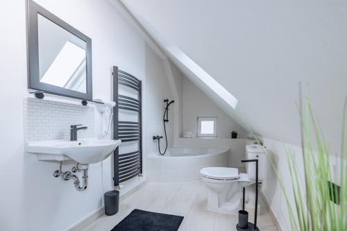 Baño blanco con lavabo y aseo en Gästehaus Remo, en Hermagor