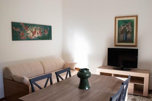 - un salon avec une table et un canapé dans l'établissement Casa Doré in South Sardinia, à Sìnnai