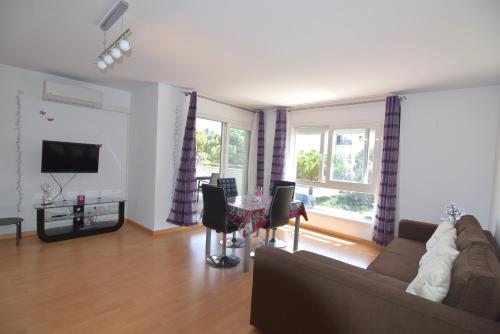 RNET - PORTOMAR 126 - Apartamento en Santa Margarita, Roses: Gran Terraza, Aire Acondicionado, Parking.