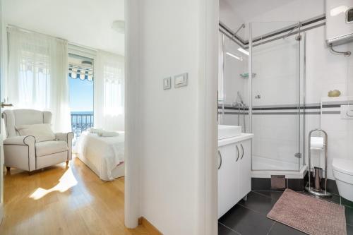 La salle de bains blanche est pourvue d'un lavabo et d'une douche. dans l'établissement Luxury residence Adriatic Pearl, à Split