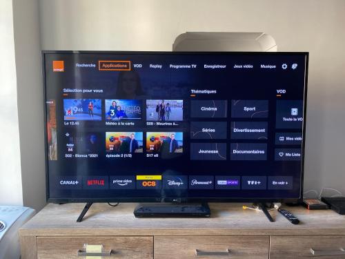 un téléviseur à écran plat posé sur une commode dans l'établissement CHARMING APARTMENT NEAR THE BEACH, à Villefranche-sur-Mer