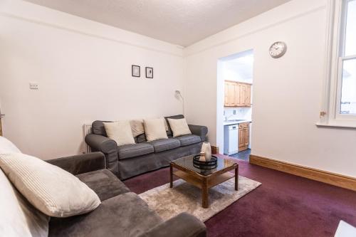 uma sala de estar com um sofá e uma mesa em May Disc - Long Stay - Contractors em Swindon
