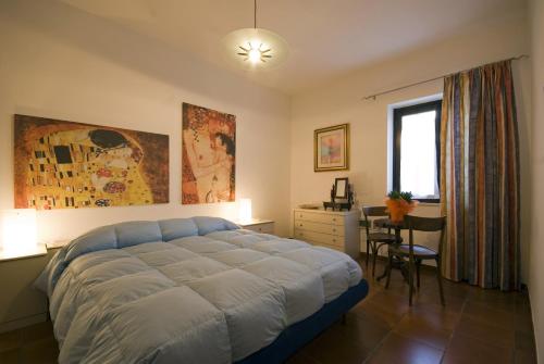 a bedroom with a bed and a desk and a window at B&B L' Eremo in Sulmona
