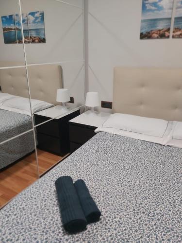 1 dormitorio con 2 camas y espejo en Habitación privada en Barcelona, en Barcelona