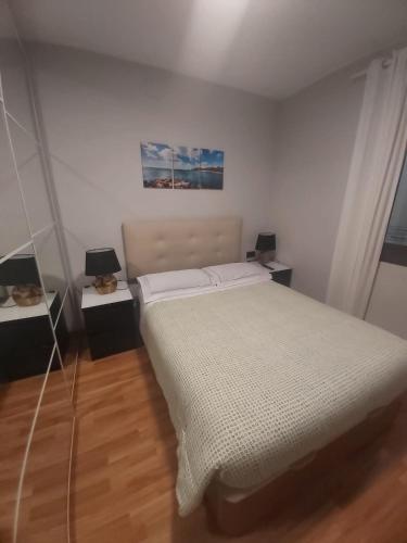 1 dormitorio con 1 cama blanca y 2 lámparas en Habitación privada en Barcelona, en Barcelona