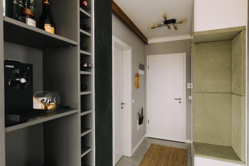 um corredor com uma porta para um quarto com garrafas de vinho em DreamHome Studio em Brasov
