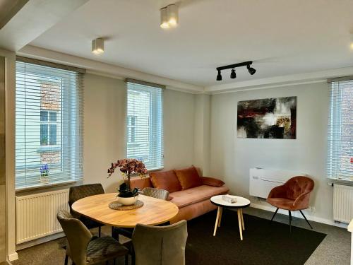 ein Wohnzimmer mit Sofa und Tisch in der Unterkunft Apartamenty 1 maja 94 Katowice, Free Parking in Kattowitz