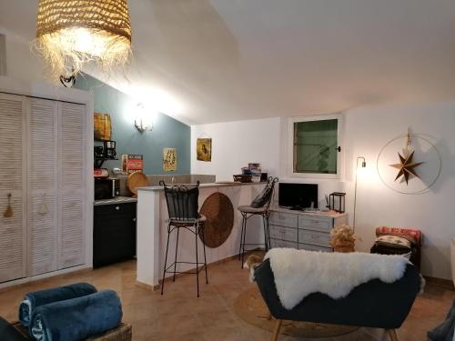 een woonkamer met een aanrecht en een keuken bij Studio au milieu d une oliveraie Le Mas de la huppe in Tourrettes-sur-Loup