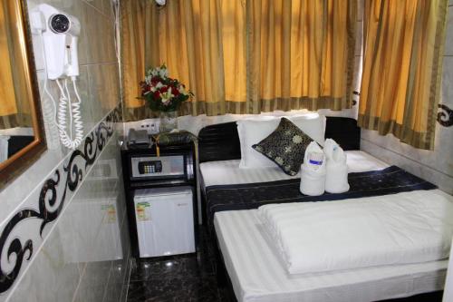 Una cama o camas en una habitación de LEISURE HOSTEL