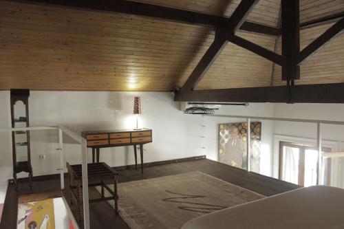 波多的住宿－Nasoni Porto Apartment，客房设有书桌和木制天花板。